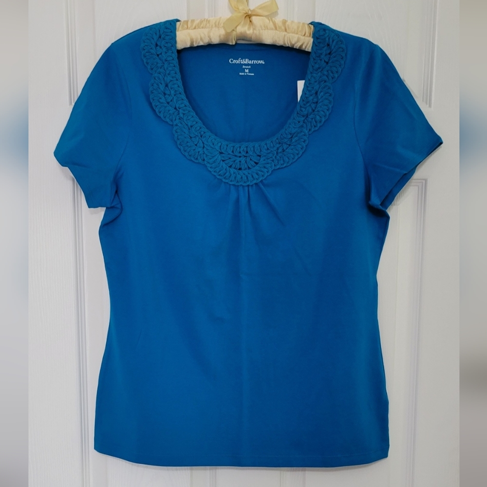 Turquoise short sleeved top in cotton jersey, NWT, size med.